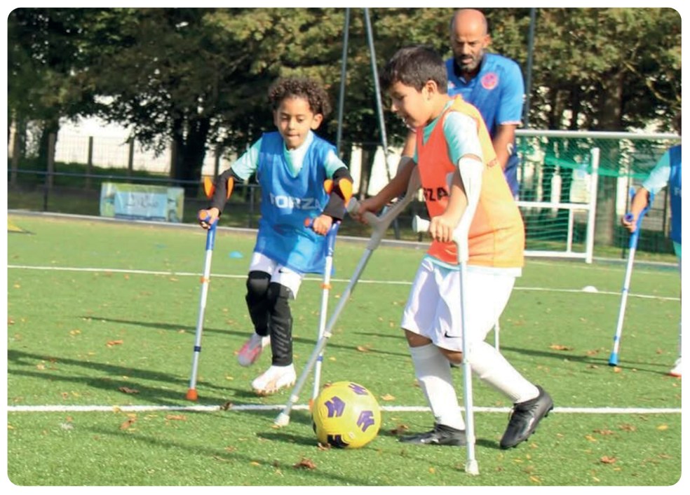 Atelier de sensibilisation au cécifoot pendant un stage