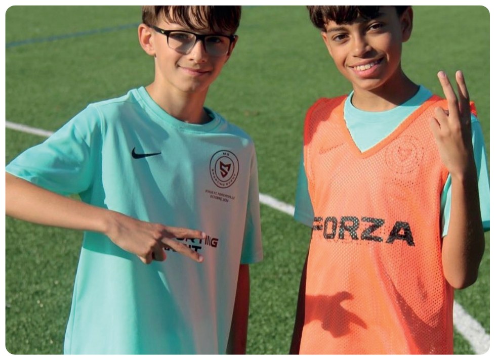 Deux jeunes participants pendant un stage de football