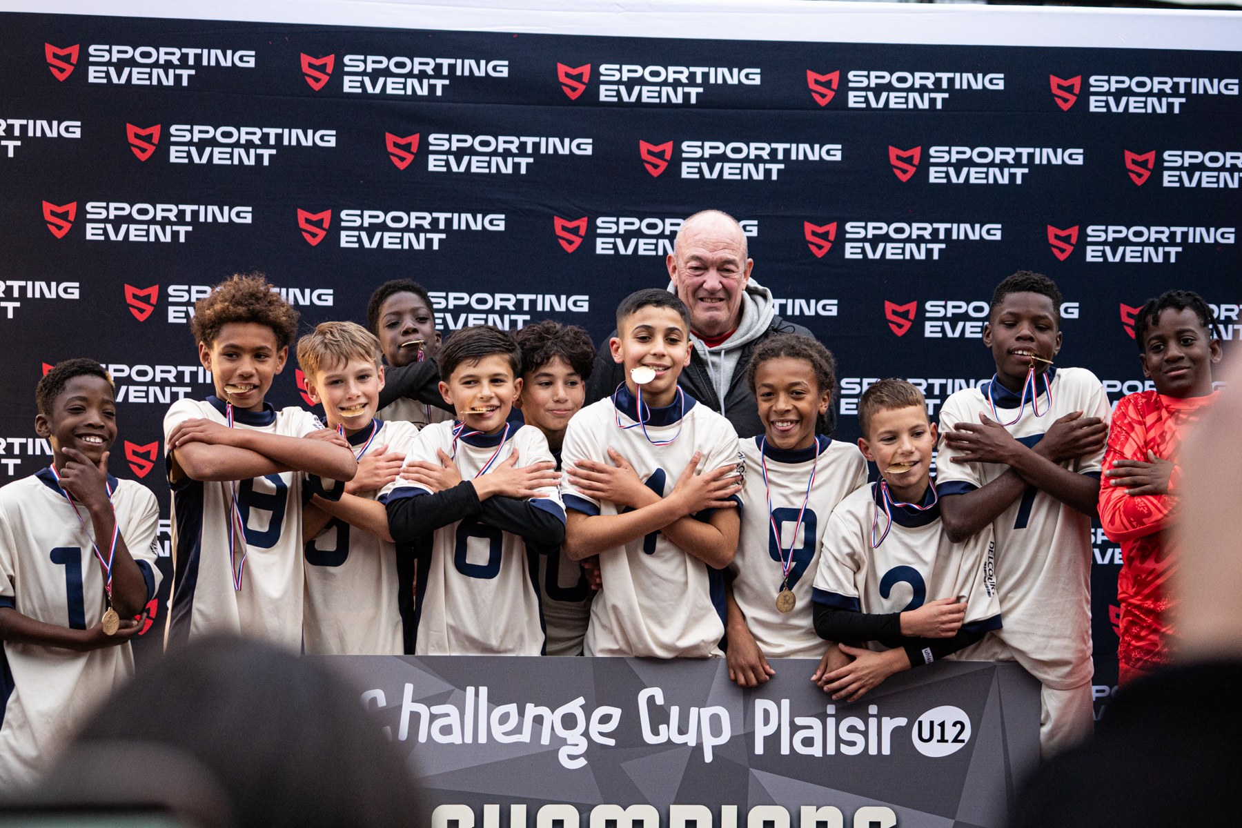 Une équipe de jeunes joueurs à la Challenge Cup Plaisir